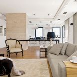 Prosto, ale elegancko, dużo szlachetnego kamienia – marmurów, trawertynów, granitów.