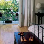 Prosto z sypialni gospodarze mogą wyjść na balkon.