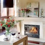 Prosty solidny kominek i stolik kawowy- oba zrobione z bielonego dębu.