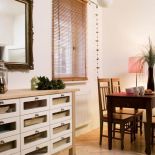 Prosty stół i krzesła. Przedwojenna willa z pamiątkami