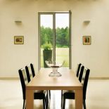 Prosty stół i krzesła. Słoneczna posiadłość