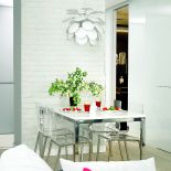 Prosty stół został zrobiony na zamówienie według projektu Hola Design. Krzesła Kuadra są ze sklepu Cube, lampa Doscoco -