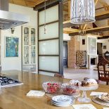 Prosty wystrój: drewno, kamień i metal.