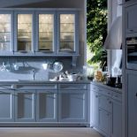 Prosty zlew i armatura idealnie pasują do oszczędnych w stylu mebli z kolekcji Beaux Arts firmy Siematic. Studio forma 96