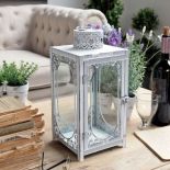 Prowansalski styl balkonu podkreślą białe lampiony na świece. Lampion Country, Bonami.