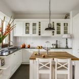 Nowoczesna kuchnia nawiązującej do stylu prowansalskiego