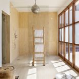 Prysznic w sypialni wyłożony beżowym marmurem, okna z matowionego szkła.