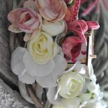 Przecierany, naturalny odcień wikliny pięknie komponuje się z różnorodnymi dodatkami w kolorze zgaszonego różu i