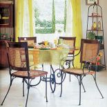 Przeciwności się przyciągają - kute krzesła z ratanową plecionką. GRANGE