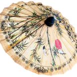 Przeciwsłoneczna, bambusowa rączka i malowany papier, fot. SHUTTERSTOCK.COM