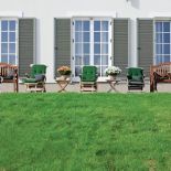 Przed budynkiem meble ogrodowa. Dom gościnny