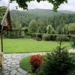 Przed domem rozciąga się szeroki trawnik.