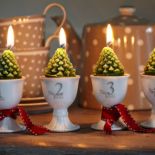 do adwentowych dekoracji ze świecami możemy wykorzystać podstawki na jajka