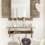 Przed remontem przygnębiająco wyglądały boazerie i malinowe czy zielone kolory na ścianach.