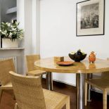 Przed wejściem do kuchni (bez drzwi) ustawiony został stół kombinowany: stalowe nogi plus blat z