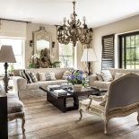 Przedmioty w parach wyglądają lepiej. Stąd dwie kanapy, fotele, lampy, figurki, kwiaty, nawet Budda ma