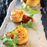 Przegrzebki z hummusem i dżemem z chili.