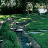 Przejście przez strumień umożliwiają płaskie kamienie.