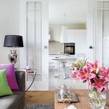 Przejście z salonu do kuchni. Zabawa z kolorami