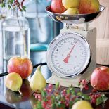 Przepis na soft loft. Szare ściany i fragmenty czerwonego muru, a do tego dużo ciepłego drewna.