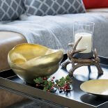 Przepis na soft loft. Szare ściany i fragmenty czerwonego muru, a do tego dużo ciepłego drewna.