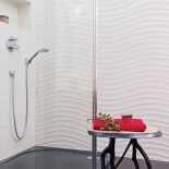 Przepis na soft loft. Szare ściany i fragmenty czerwonego muru, a do tego dużo ciepłego drewna.