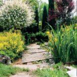 Przerzucone przez wodę mostki ze starych, nierównych desek przypominają wiejskie groble.