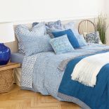 Dwustronna poszwa na pościel - w grochy i błękitne wzory - od 179 zł.