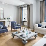 Przestawiła sofę i dodała dwa aksamitne fotele z Decoloru.