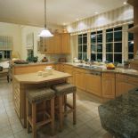 Przestronna kuchnia połączona jest z rodzinną jadalnią.