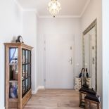 Przestronny korytarz bez zbędnych szaf i komód.