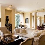 Przestronny salon, jadalnia i pokój kominkowy to właściwie jedno wnętrze.