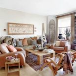 Przestronny salon zdobią etniczne dekoracje.