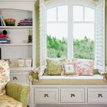 Przestrzeń pod oknem można zabudować niskimi półkami lub szufladami, a górne ich blaty wykorzytsać jako siedzisko przy oknie.