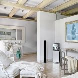 Przeszklenie, minimalistyczne meble, biel i metal: wszystko daje razem poczucie przestrzeni i światła.