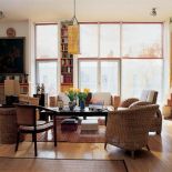 Przeszklona ściana sprawia, że wnętrze wydaje się jeszcze bardziej przestronne.