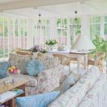 Przeszklona weranda jest połączona z salonem.