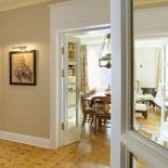 Przeszklone drzwi. Apartament w kamienicy na Powiślu