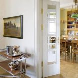 Przeszklone drzwi. Apartament w kamienicy na Powiślu