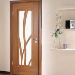 Przeszklone drzwi wydają się lżejsze - to dobre rozwiązanie w niedużych pomieszczeniach. URZĘDOWSKI