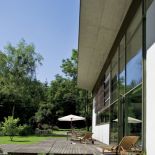 Przeszklone ściany domu. Pracownia w modernistycznym domu