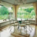 Przeszklone ściany umożliwiają podziwianie otaczającej przyrody nawet w chłodniejsze dni.