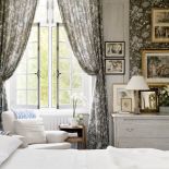 Przez duże okno do sypialni wpada mnóstwo światła.