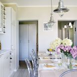 Przezroczyste krzesła marki Ilva dodają lekkości wnętrzu.