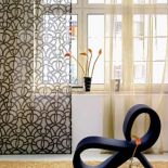 Przezroczystości na oknie. Firanka bez wzoru kosztuje 502 zł, z wzorem - 191 zł. Fotel z tkaniną Akira za 308 zł. DEKOMA