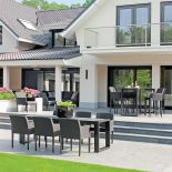 Przy aluminiowym stole Meridian w cenie 6622 zł fotele Collins z plecionki Sun Loom (odporna i przyjazna w dotyku)