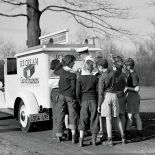 Przy ciężarówce z lodami Good Humors , lata 40. XX w.