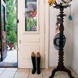 Przy drzwiach stoi dekoracyjny wieszak.