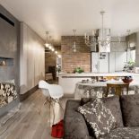 Przy jednym stole: stylowe krzesła z Rad- Polu i fotel Eames Plastic Armchair projektu Eamesów.