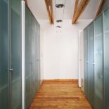 Przy najbardziej nasłonecznionej ścianie powstała garderoba, stanowiąca doskonałą izolację. Dzięki temu w upały